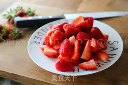 Make Strawberry shakes step 4