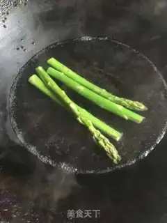Make A tuna egg roll step 1