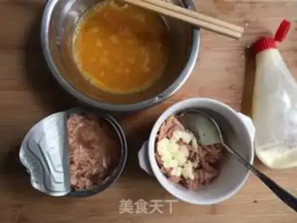 Make A tuna egg roll step 2