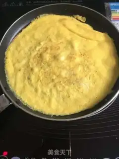 Make A tuna egg roll step 3
