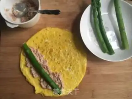Make A tuna egg roll step 4