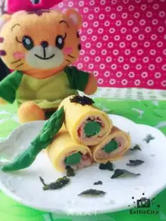 Make A tuna egg roll step 5