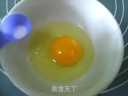 Make Onion eggs, whole wheat sandwich step 1