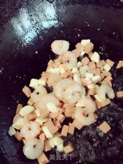 Make Pineapple rice step 1