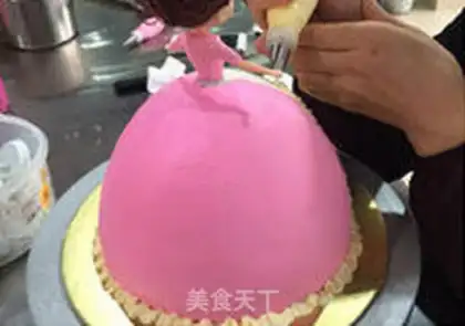 Make Double-coloured Barbie cake step 4