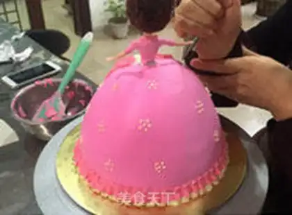 Make Double-coloured Barbie cake step 5
