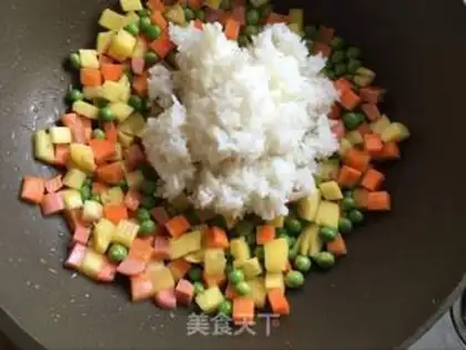 Make Pineapple rice step 4