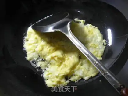 Make Eggs and snowbread soup step 4