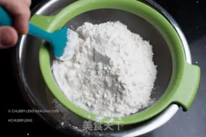 Make A double-coloured twilight cake step 7