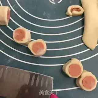 Make A big shrimp pizza with sausages step 5