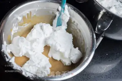Make A double-coloured twilight cake step 14