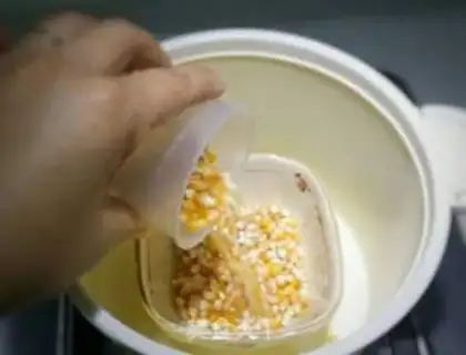 Make No oil, no sugar popcorn step 1