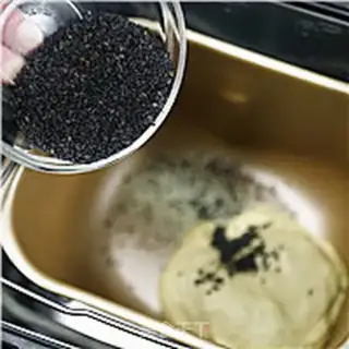 Make Black sesame and wind toast step 3