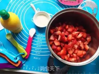 Make Strawberry sauce step 0