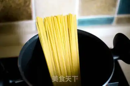 Make Tomato shrimp pasta step 1