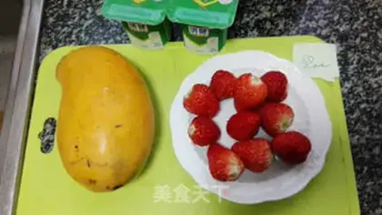Make Mango Strawberry Smutcher step 0