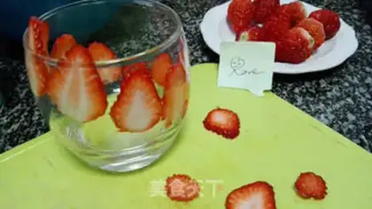 Make Mango Strawberry Smutcher step 1