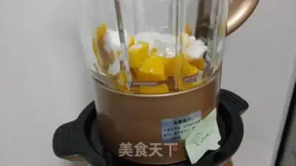 Make Mango Strawberry Smutcher step 2