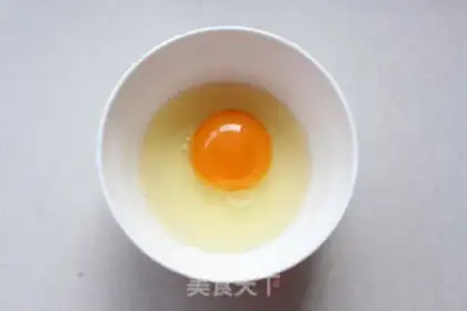 Make Red sugar and eggs step 1