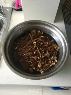 Make A dry pot of tea and mushrooms step 0