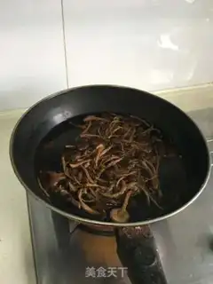 Make A dry pot of tea and mushrooms step 1