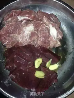 Make Skinned pork liver soup step 1