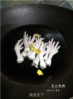 Make The feet of a halogened chicken step 1