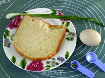 Make Onion egg fried all the wheat toast step 0