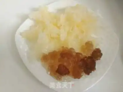 Make Peach glue silver ear soup step 1