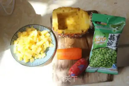 Make Pineapple rice step 0