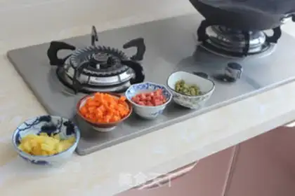 Make Pineapple rice step 1