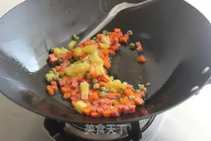 Make Pineapple rice step 3