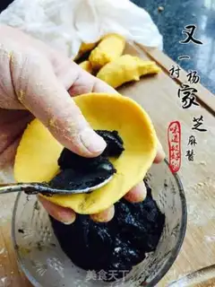 Make Pumpkin bag with sesame sauce step 3