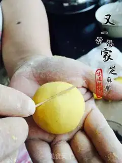 Make Pumpkin bag with sesame sauce step 4