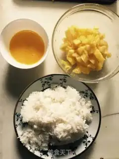 Make Pineapple rice step 1