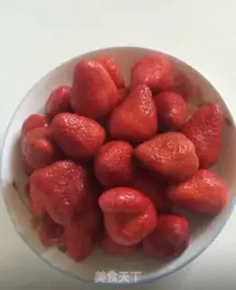 Make Strawberry yogurt step 1