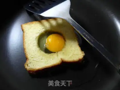 Make Toast fried eggs step 3
