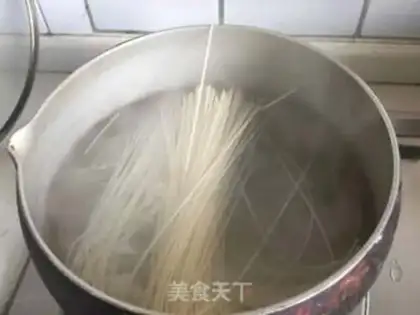 Make Shrimp fragrance noodles step 2