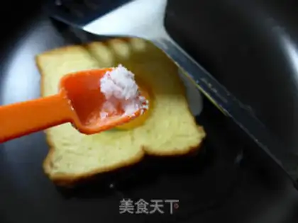 Make Toast fried eggs step 4