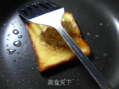 Make Toast fried eggs step 5