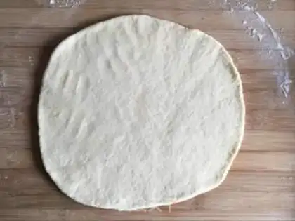 Make A tuna black olive pizza step 2