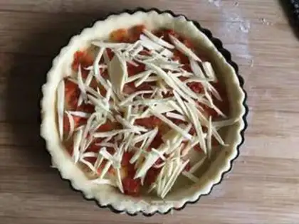 Make A tuna black olive pizza step 5