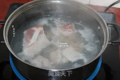 Make Wood cotton mountain medicine soup step 1