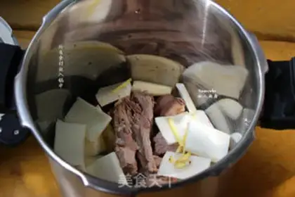 Make Wood cotton mountain medicine soup step 3