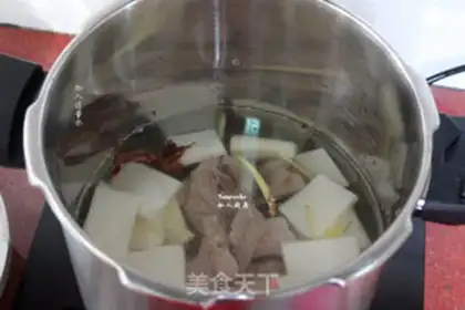 Make Wood cotton mountain medicine soup step 4
