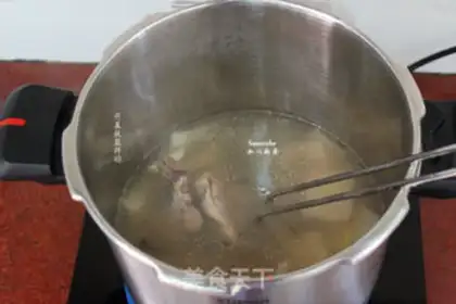 Make Wood cotton mountain medicine soup step 6