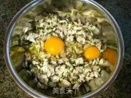 Make Scrambled eggs step 1