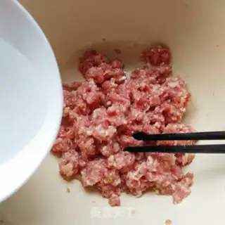 Make Old cabbage pork bun step 1