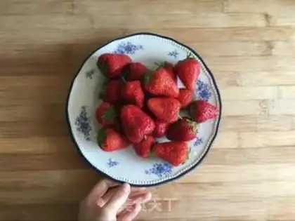 Make Red strawberry popsicle step 0