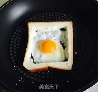 Make Ham egg toast box step 2